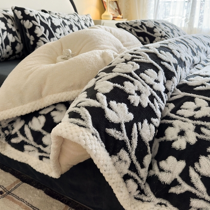 91家纺网 家纺一手货源 找家纺 莱登卡奴 2024新款牛奶绒阳离子提花北极绒被套毯-包边款系列 包边款甜蜜花园深灰