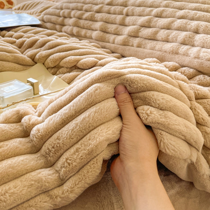 91家纺网 家纺一手货源 找家纺 2024新款全消光兔毛320克牛奶绒A类纯色立体四件套 兔毛抽条咖