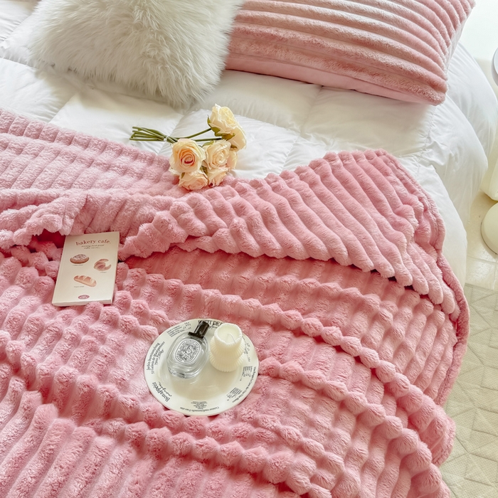 91家纺网 家纺一手货源 找家纺 卡派 2024新款兔毛绒多功能毛毯抽条牛奶绒贝贝绒毛毯 樱花粉