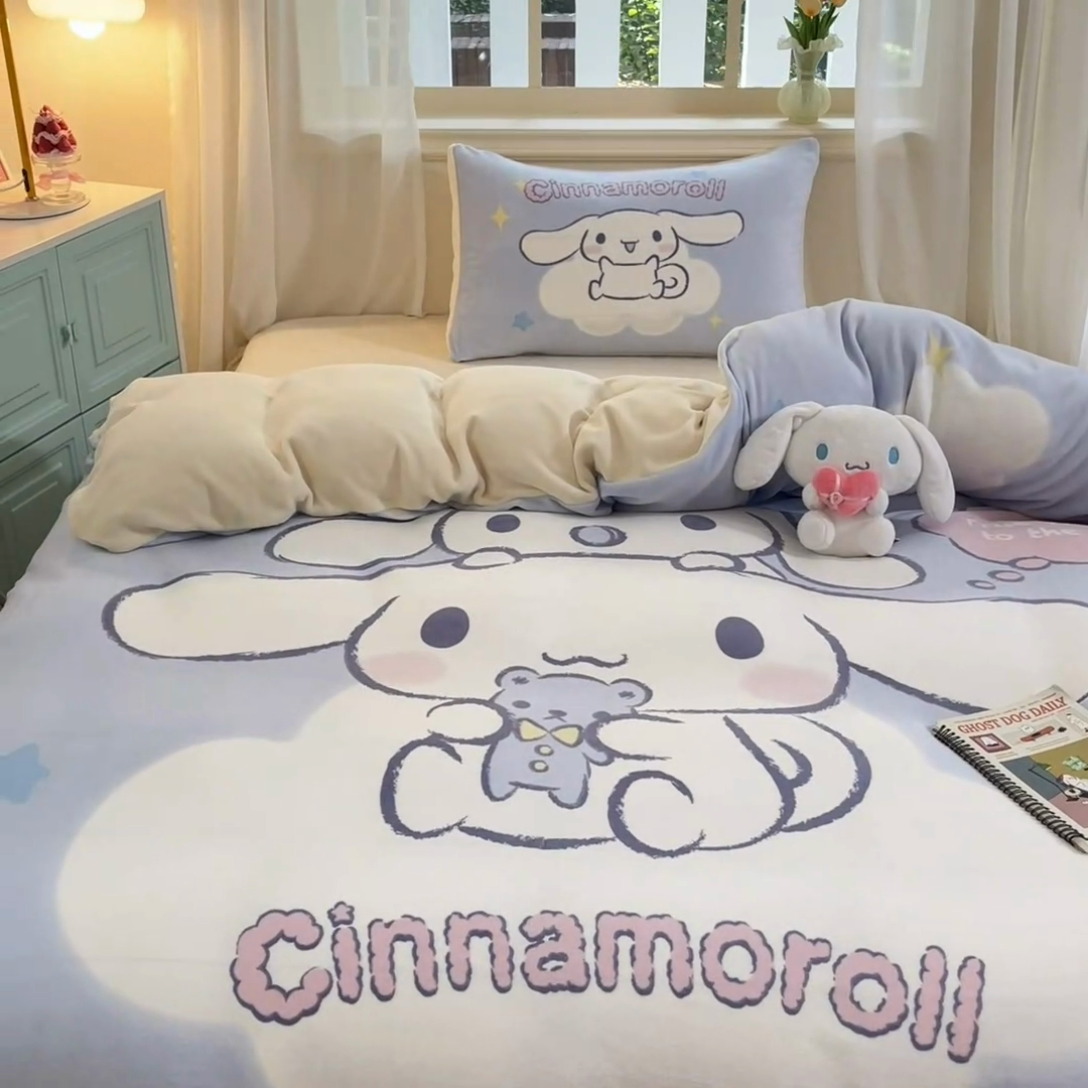 91家纺网 家纺一手货源 找家纺 2024新品正版三丽鸥授权大版卡通平网数码印花加厚高克重牛奶绒系列四件套 绒大版-R云朵玩偶大耳狗