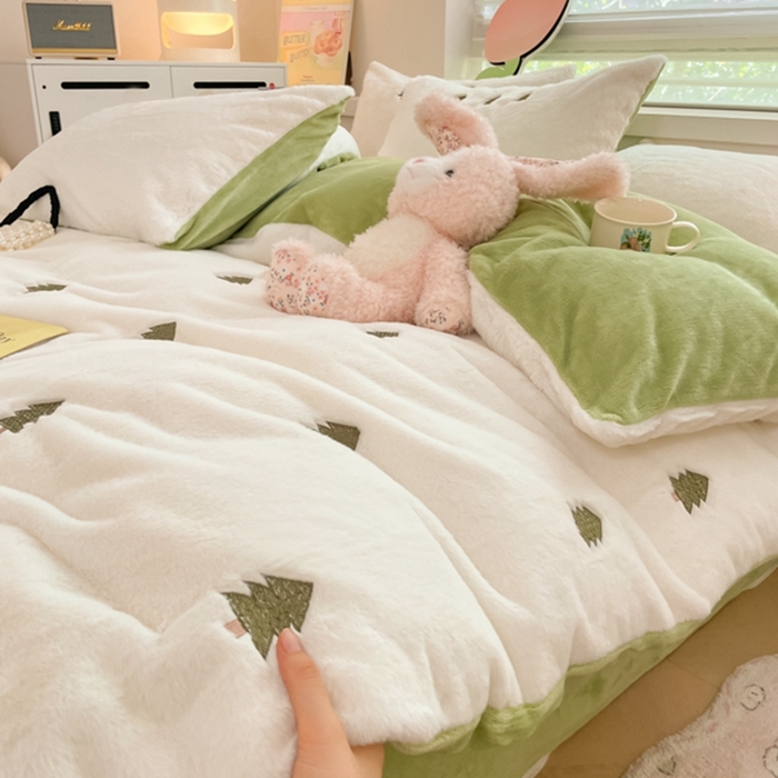 91家纺网 家纺一手货源 找家纺 蜜柚 2024新款牛奶绒兔毛绒高克重小清新满版绣花四件套 幸运树