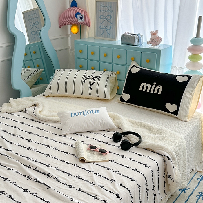 91家纺网 家纺一手货源 找家纺 昔可家纺 2024新款羊羔绒牛奶绒毛毯系列（三）-ins小清新系列 潮酷黑色字母