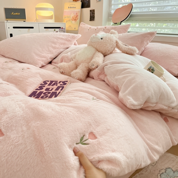 91家纺网 家纺一手货源 找家纺 蜜柚 2024新款牛奶绒兔毛绒高克重小清新满版绣花四件套 花朵浅粉