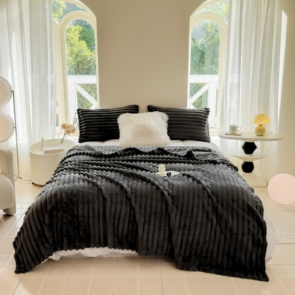 91家纺网 家纺一手货源 找家纺 （总）卡派 2024新款兔毛绒多功能毛毯抽条牛奶绒贝贝绒毛毯