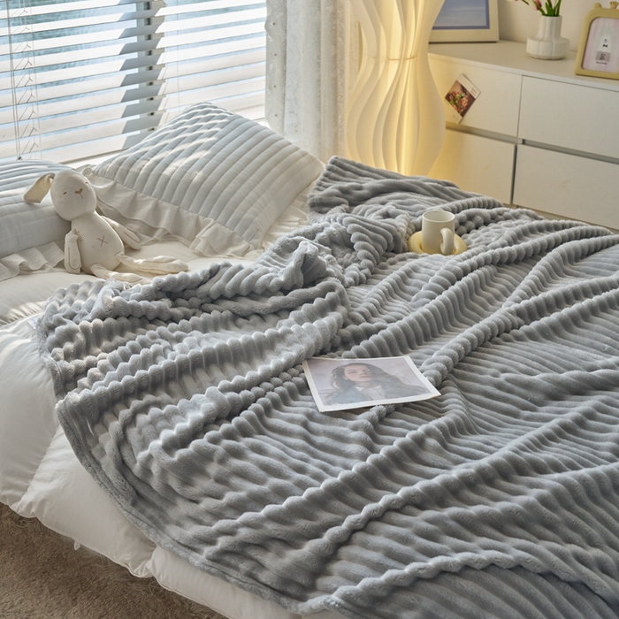 91家纺网 家纺一手货源 找家纺 畅畅家纺 2024新款秋冬兔毛绒宽抽条纯色毛毯 青灰色