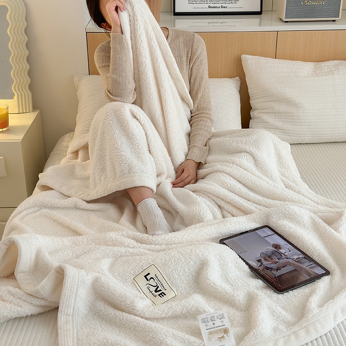 91家纺网 家纺一手货源 找家纺 沐棉 2024新款羊羔绒泰迪绒毛毯 米白色