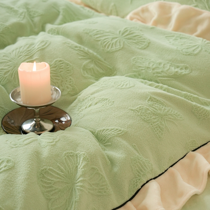 91家纺网 家纺一手货源 找家纺 萝莉家纺 2024新款加厚牛奶绒提花浪漫雕花绒四件套 蝴蝶飞飞果绿