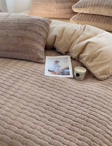 91家纺网 家纺一手货源 找家纺 2024新款全消光兔毛320克牛奶绒A类纯色立体四件套 奶咖