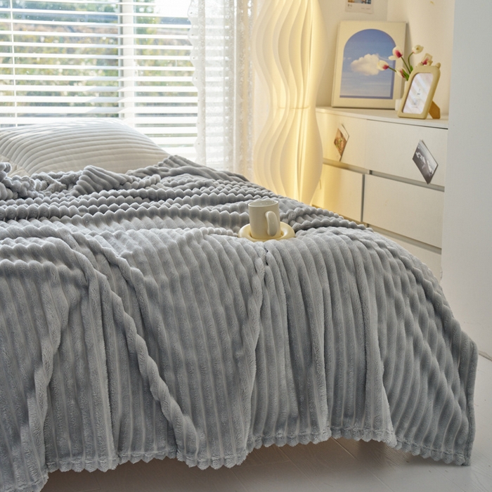 91家纺网 家纺一手货源 找家纺 畅畅家纺 2024新款秋冬兔毛绒宽抽条纯色毛毯 青灰色