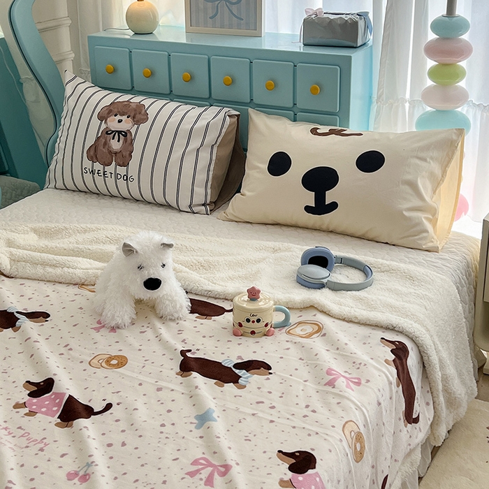 91家纺网 家纺一手货源 找家纺 昔可家纺 2024新款羊羔绒牛奶绒毛毯系列（三）-卡通系列 点点腊肠狗