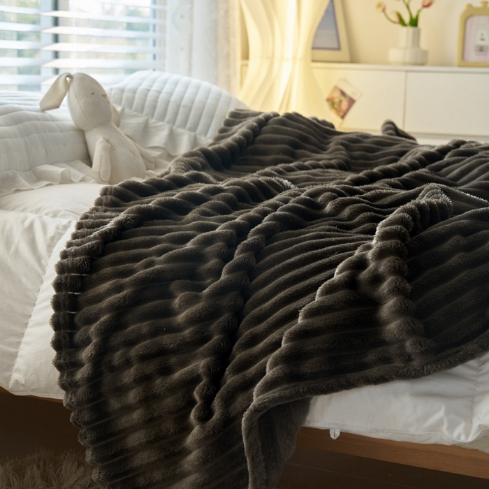 91家纺网 家纺一手货源 找家纺 畅畅家纺 2024新款秋冬兔毛绒宽抽条纯色毛毯 曜石黑