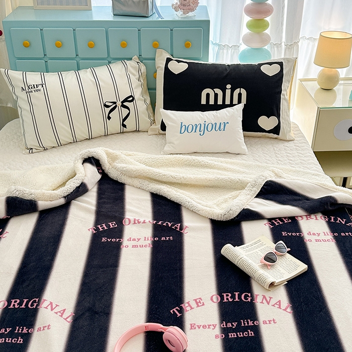 91家纺网 家纺一手货源 找家纺 昔可家纺 2024新款羊羔绒牛奶绒毛毯系列（三）-ins小清新系列 甜酷字母