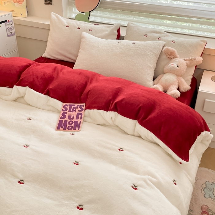 91家纺网 家纺一手货源 找家纺 蜜柚 2024新款牛奶绒兔毛绒高克重小清新满版绣花四件套 樱桃红