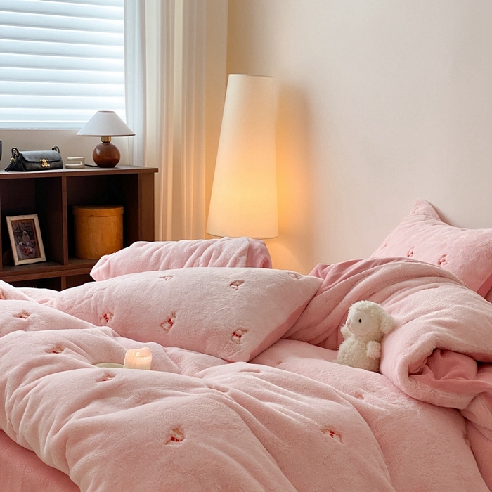 91家纺网 家纺一手货源 找家纺 蜜柚 2024新款牛奶绒兔毛绒高克重小清新满版绣花四件套 领结兔