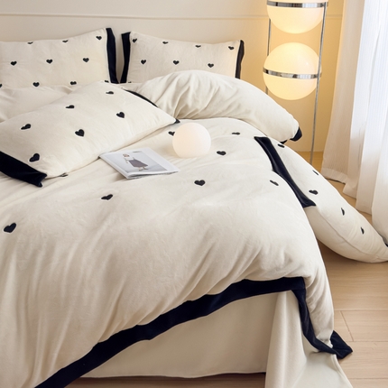 91家纺网 家纺一手货源 找家纺 KA家纺 2025冬季新款绣花牛奶绒四件套-爱心系列 爱心奶昔白