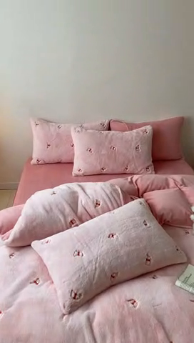 91家纺网 家纺一手货源 找家纺 蜜柚 2024新款牛奶绒兔毛绒高克重小清新满版绣花四件套 领结兔