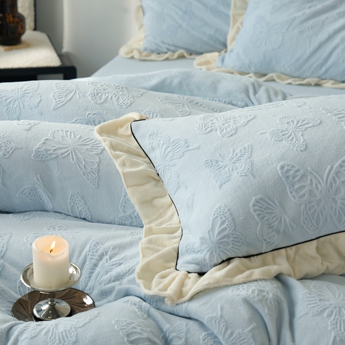 91家纺网 家纺一手货源 找家纺 萝莉家纺 2024新款加厚牛奶绒提花浪漫雕花绒四件套 蝴蝶飞飞湖水蓝