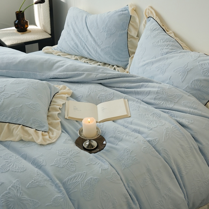 91家纺网 家纺一手货源 找家纺 萝莉家纺 2024新款加厚牛奶绒提花浪漫雕花绒四件套 蝴蝶飞飞湖水蓝