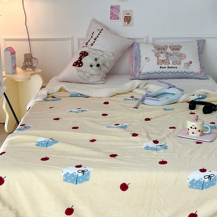 91家纺网 家纺一手货源 找家纺 昔可家纺 2024新款羊羔绒牛奶绒毛毯系列（三）-ins小清新系列 樱桃奶油蛋糕