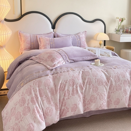 91家纺网 家纺一手货源 找家纺 （总）金牛座家纺 2025新款牛奶绒浮雕拼接刺绣四件套-爱慕系列