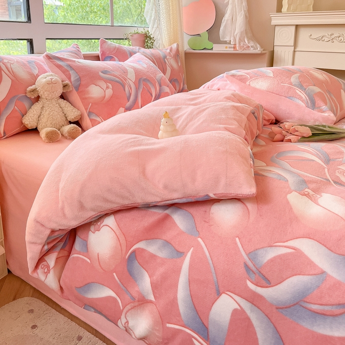 91家纺网 家纺一手货源 找家纺 卡派 2024新款冬季亲肤透气牛奶绒印花四件套 伊莲娜