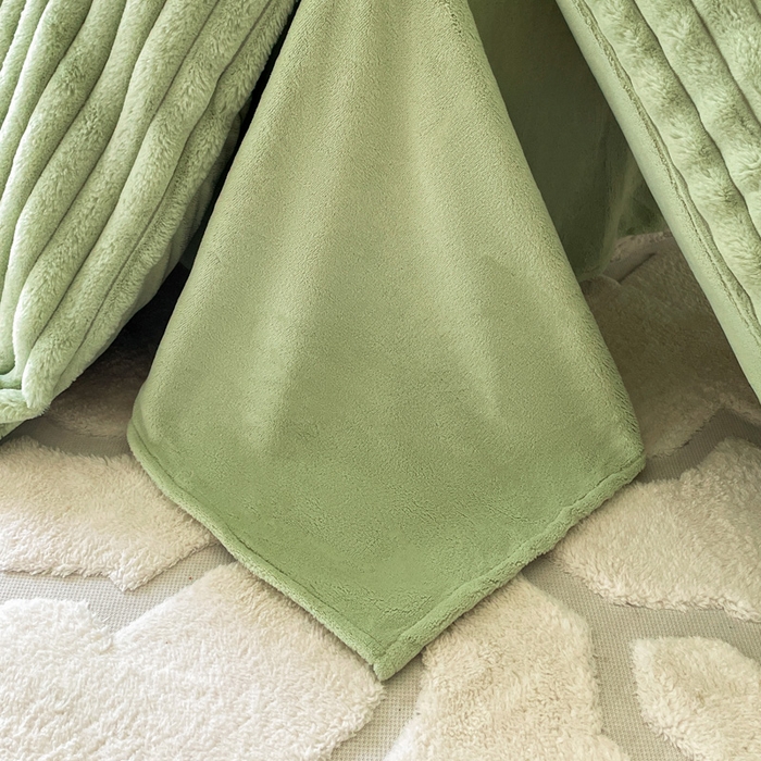 91家纺网 家纺一手货源 找家纺 2024新款全消光兔毛320克牛奶绒A类纯色立体四件套 兔毛抽条牛油果绿