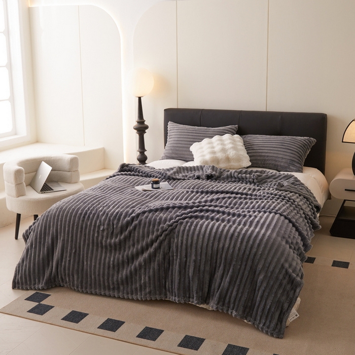 91家纺网 家纺一手货源 找家纺 畅畅家纺 2024新款秋冬兔毛绒宽抽条纯色毛毯 雾霾灰