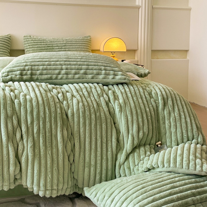 91家纺网 家纺一手货源 找家纺 2024新款全消光兔毛320克牛奶绒A类纯色立体四件套 兔毛抽条牛油果绿