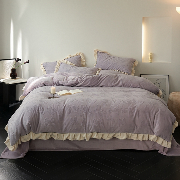 91家纺网 家纺一手货源 找家纺 萝莉家纺 2024新款加厚牛奶绒提花浪漫雕花绒四件套 蝴蝶飞飞香芋紫