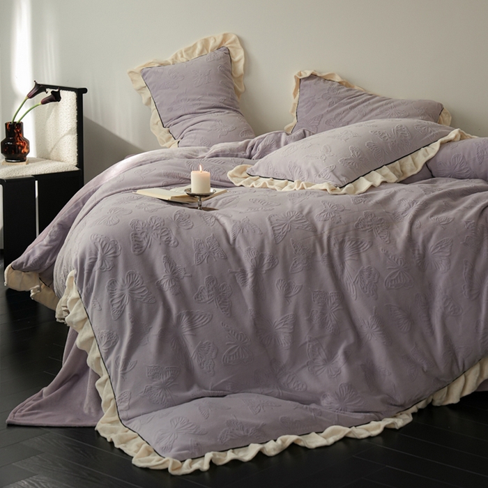 91家纺网 家纺一手货源 找家纺 萝莉家纺 2024新款加厚牛奶绒提花浪漫雕花绒四件套 蝴蝶飞飞香芋紫