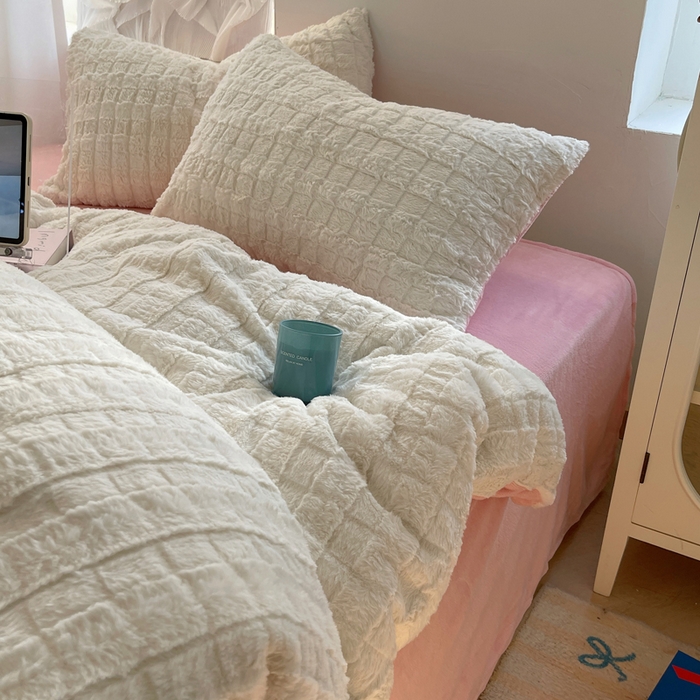 91家纺网 家纺一手货源 找家纺 2024新款全消光兔毛320克牛奶绒A类纯色立体四件套 奶白粉