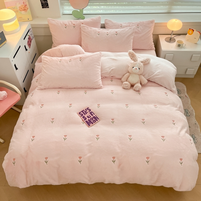 91家纺网 家纺一手货源 找家纺 蜜柚 2024新款牛奶绒兔毛绒高克重小清新满版绣花四件套 花朵浅粉