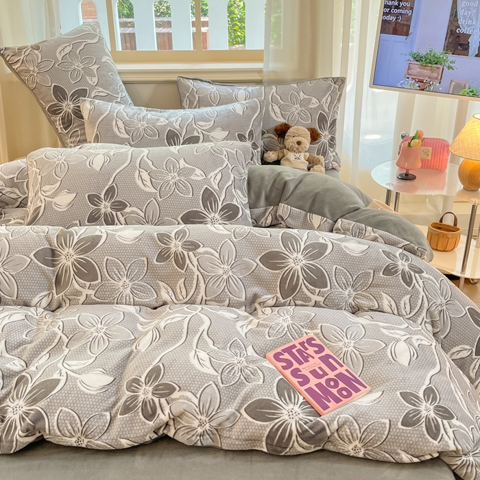 91家纺网 家纺一手货源 找家纺 卡派 2024新款冬季亲肤透气牛奶绒印花四件套 花姿-灰