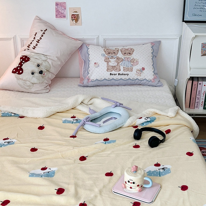 91家纺网 家纺一手货源 找家纺 昔可家纺 2024新款羊羔绒牛奶绒毛毯系列（三）-ins小清新系列 樱桃奶油蛋糕