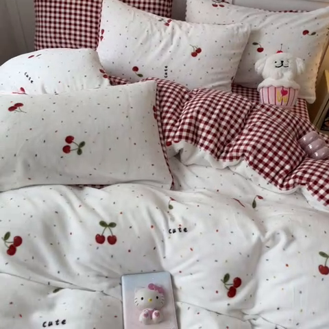 91家纺网 家纺一手货源 找家纺 2024新款200g加厚防静电牛奶绒小清新四件套 绒-樱桃奶冻
