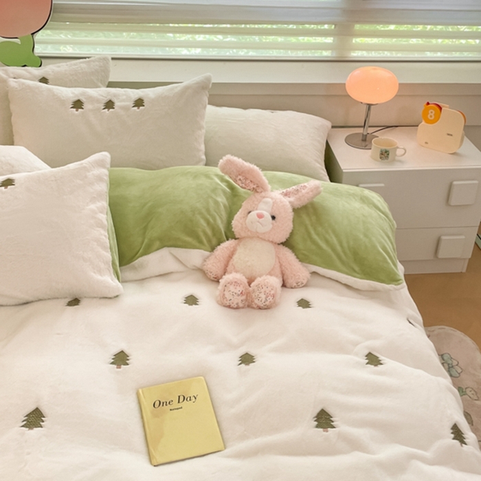 91家纺网 家纺一手货源 找家纺 蜜柚 2024新款牛奶绒兔毛绒高克重小清新满版绣花四件套 幸运树