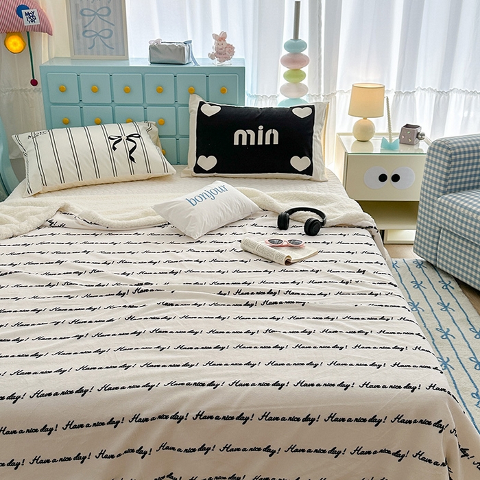 91家纺网 家纺一手货源 找家纺 昔可家纺 2024新款羊羔绒牛奶绒毛毯系列（三）-ins小清新系列 潮酷黑色字母