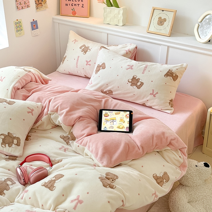 91家纺网 家纺一手货源 找家纺 2024新款200g加厚防静电牛奶绒小清新四件套 绒-幸运熊