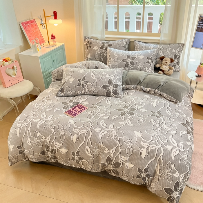 91家纺网 家纺一手货源 找家纺 卡派 2024新款冬季亲肤透气牛奶绒印花四件套 花姿-灰