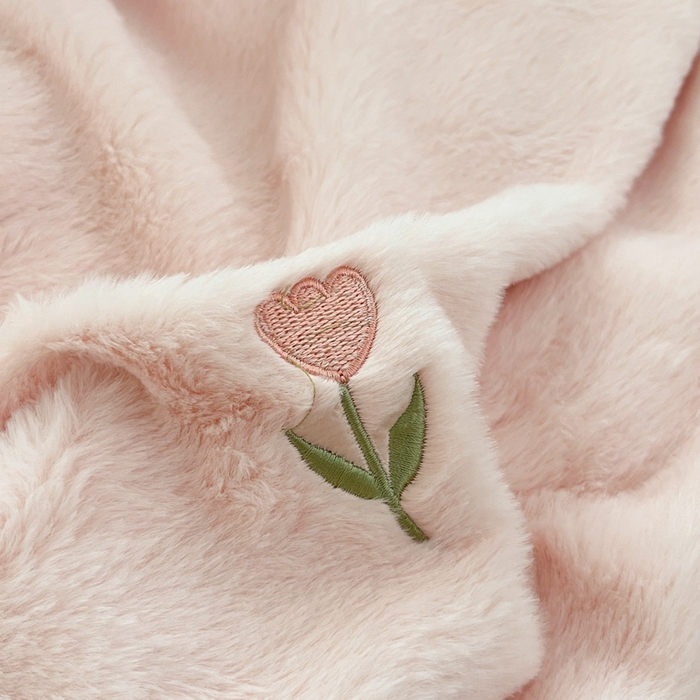 91家纺网 家纺一手货源 找家纺 蜜柚 2024新款牛奶绒兔毛绒高克重小清新满版绣花四件套 花朵浅粉