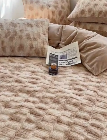 91家纺网 家纺一手货源 找家纺 2024新款全消光兔毛320克牛奶绒A类纯色立体四件套 晕染咖