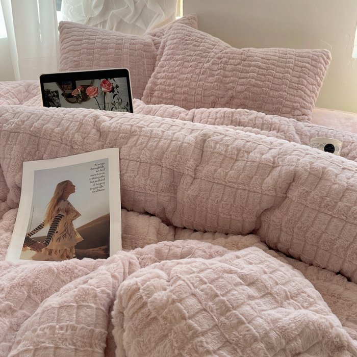 91家纺网 家纺一手货源 找家纺 2024新款全消光兔毛320克牛奶绒A类纯色立体四件套 蜜桃粉