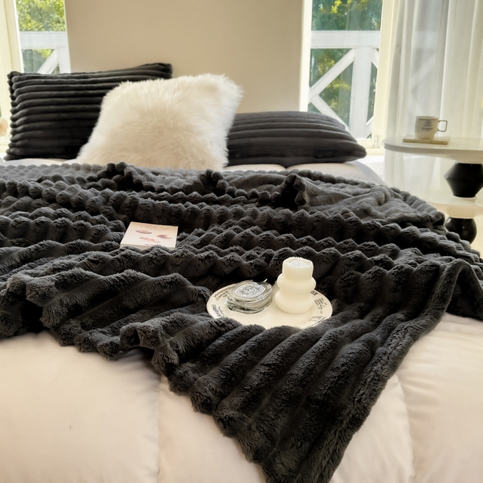 91家纺网 家纺一手货源 找家纺 卡派 2024新款兔毛绒多功能毛毯抽条牛奶绒贝贝绒毛毯 深灰