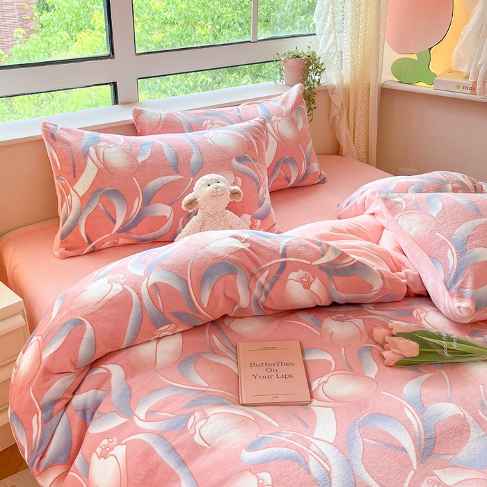 91家纺网 家纺一手货源 找家纺 卡派 2024新款冬季亲肤透气牛奶绒印花四件套 伊莲娜