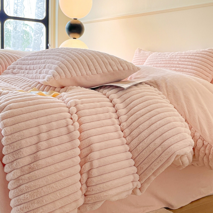 91家纺网 家纺一手货源 找家纺 2024新款全消光兔毛320克牛奶绒A类纯色立体四件套 兔毛抽条粉