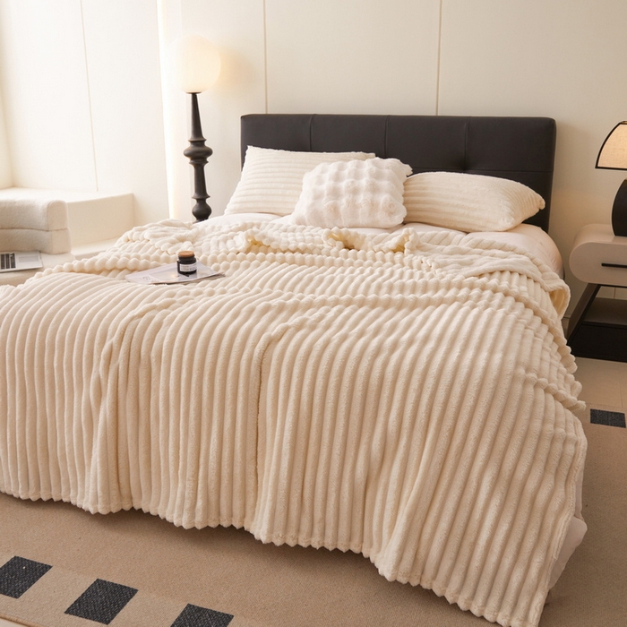 91家纺网 家纺一手货源 找家纺 畅畅家纺 2024新款秋冬兔毛绒宽抽条纯色毛毯 奶油白