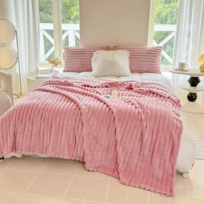 91家纺网 家纺一手货源 找家纺 卡派 2024新款兔毛绒多功能毛毯抽条牛奶绒贝贝绒毛毯 樱花粉