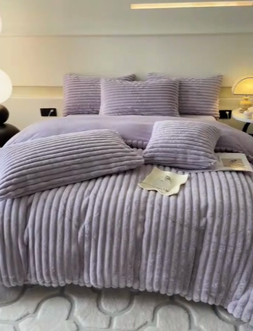 91家纺网 家纺一手货源 找家纺 2024新款全消光兔毛320克牛奶绒A类纯色立体四件套 兔毛抽条香芋紫