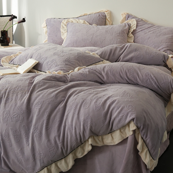 91家纺网 家纺一手货源 找家纺 萝莉家纺 2024新款加厚牛奶绒提花浪漫雕花绒四件套 蝴蝶飞飞香芋紫