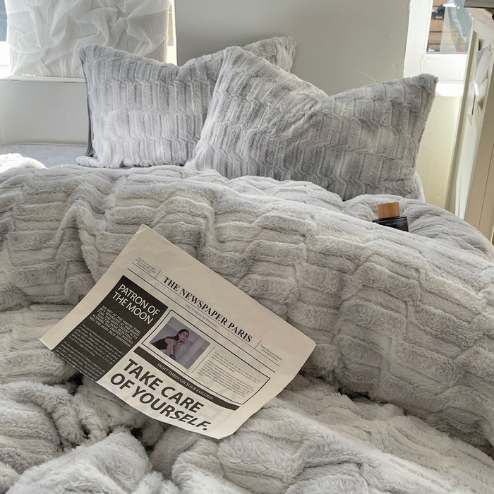 91家纺网 家纺一手货源 找家纺 2024新款全消光兔毛320克牛奶绒A类纯色立体四件套 晕染灰